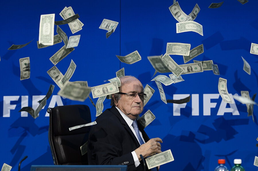 İngiliz komedyen Simon Brodkin, Sepp Blatter'i üzerine dolar atarak protesto etmişti.