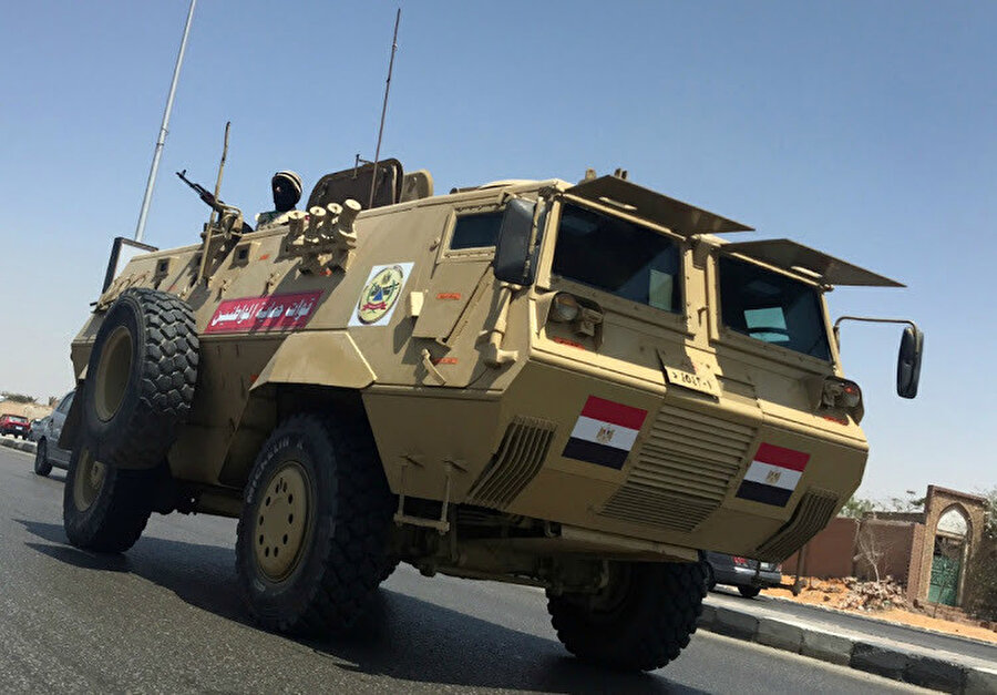 Kahire'de sabah saatlerinde Mısır ordusuna ait zırhlı bir araç, eski Cumhurbaşkanı Muhammed Mursi'nin defnedildiği mezarın yanındaki yolda devriye geziyor. 18 Haziran 2019.
