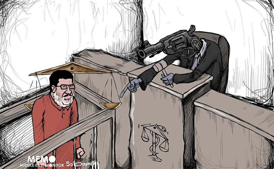 Mursi'nin mahkeme salonunda "öldürüldüğünü" vurgulayan bir karikatür. (Middle East Monitor)