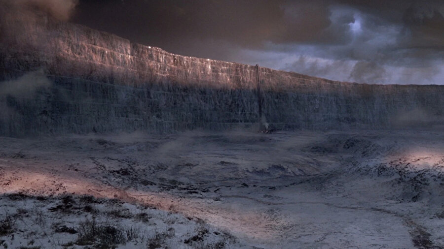 Game of Thrones hikayesinde büyük bir öneme sahip olan ve 7. sezonda Ak Gezenler tarafından yıkılan duvar, yeni diziyle birlikte yeniden inşa ediliyor.