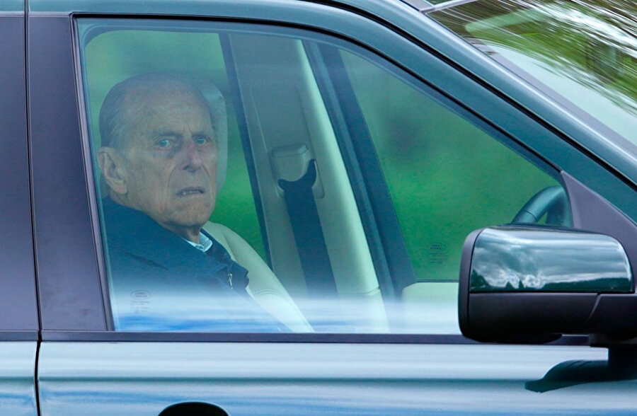 Kraliçe Elizabeth'in eşi Prens Philip tek başına araba kullanırken görüntülenmişti 