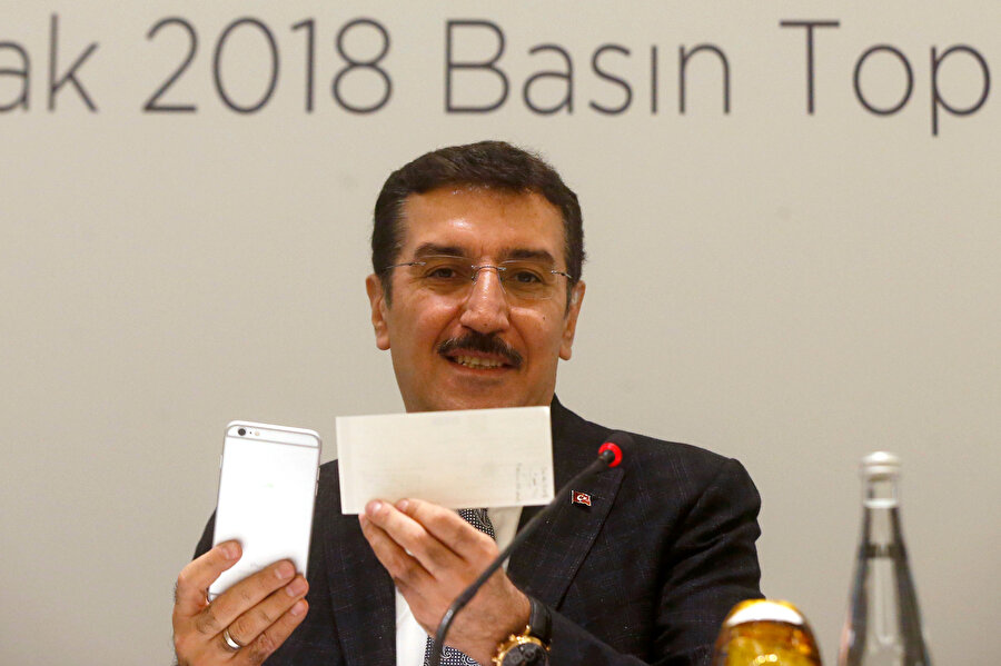 Gümrük ve Ticaret eski Bakanı Bülent Tüfenkci, İstanbul'da düzenlediği basın toplantısıyla Karekodlu Çek Kayıt Sistemi hakkında bilgi vermişti.