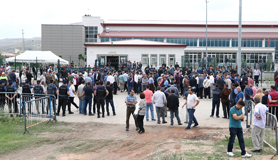 Duruşmaya katılmak için kampüse gelen bazı şehit yakınları ve gaziler, içeriye alınmadı.