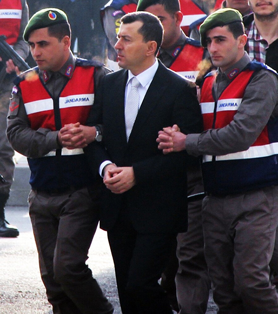 Cumhurbaşkanı eski Başyaveri Ali Yazıcı jandarmalar arasında mahkemeye girerken görülüyor.