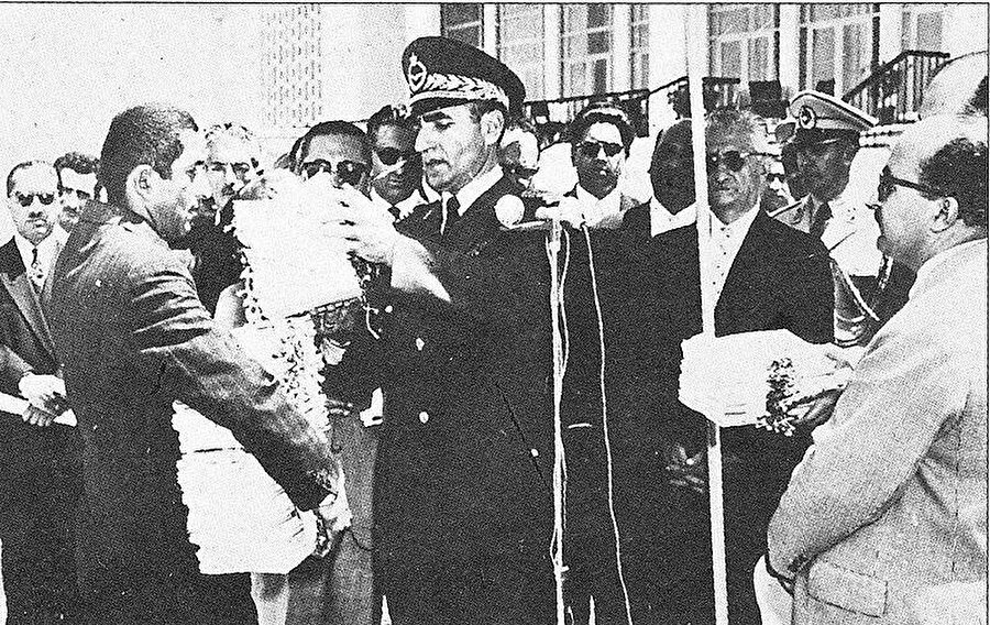 Şah Muhammed Rıza Pehlevî, toprak mülkiyeti belgelerini yeni sahiplerine teslim ediyor. Beyaz devrim, 1963.
