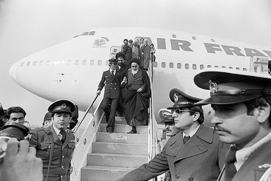 15 yıllık sürgünün ardından, 1 Şubat 1979’da Humeynî İran’a döndü. 