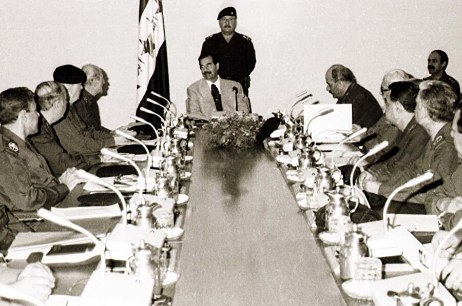  Irak Cumhurbaşkanı Saddam Hüseyin, Devrim Komutanlığı Konseyi’nin ortak toplantısına ve iktidardaki Baas Partisi’nin 31 Ekim 1998’deki bölgesel kuvvet komutasına başkanlık ediyor.