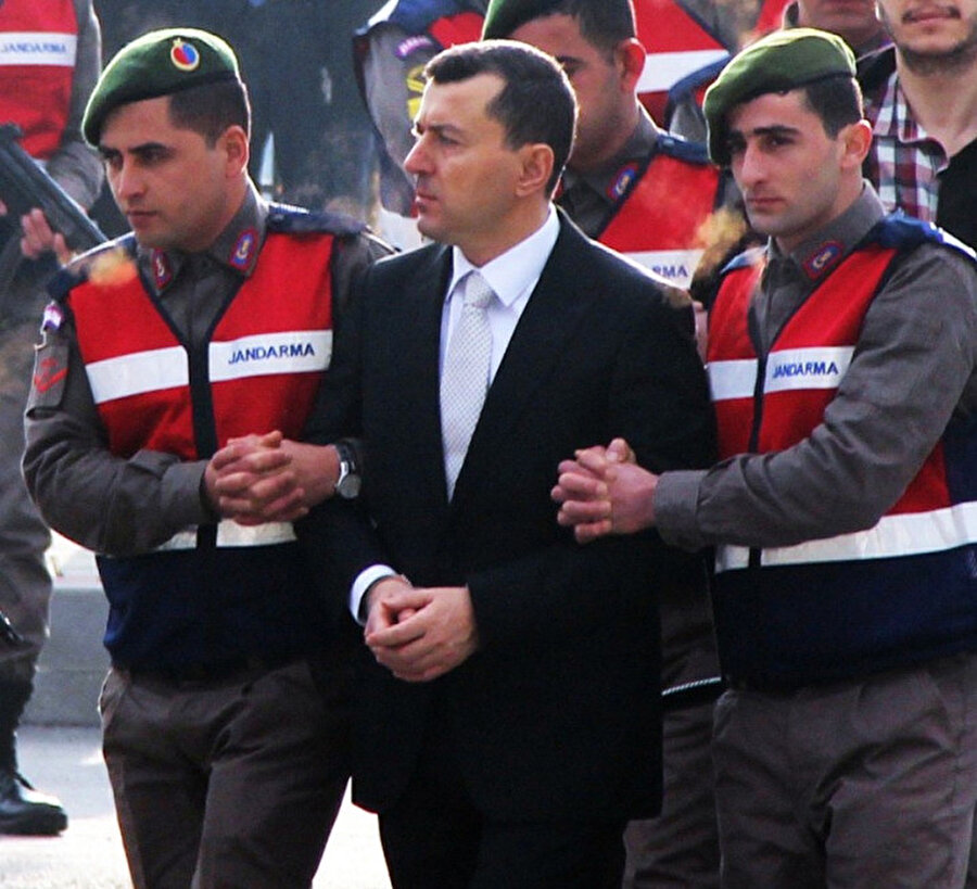 Cumhurbaşkanı eski Başyaveri Ali Yazıcı jandarmalar arasında mahkemeye girerken görülüyor.İHA