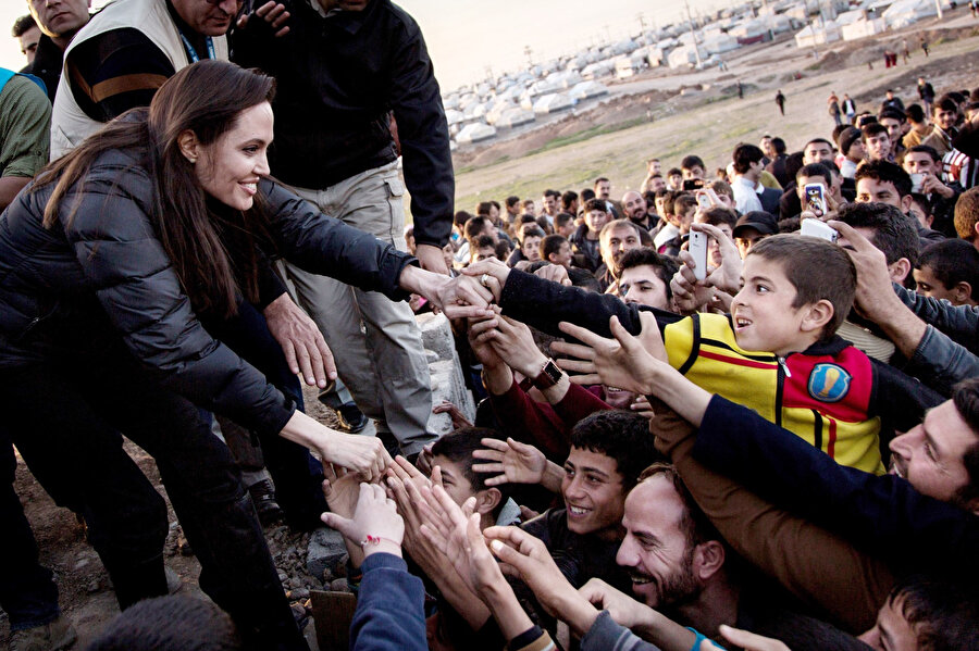 Jolie, birçok kez UNICEF gibi evrensel yardım kuruluşlarıyla birliktelik halinde yardım kampanyalarında yer aldı.