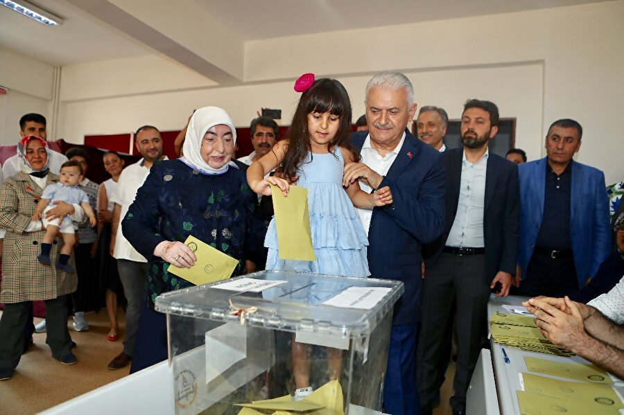 AK Parti İstanbul Büyükşehir Belediye Başkan Adayı Binali Yıldırım ve eşi Semiha Yıldırım, İstanbul Büyükşehir Belediye Başkanlığı yenileme seçimi için Tuzla’da oylarını kullandı.