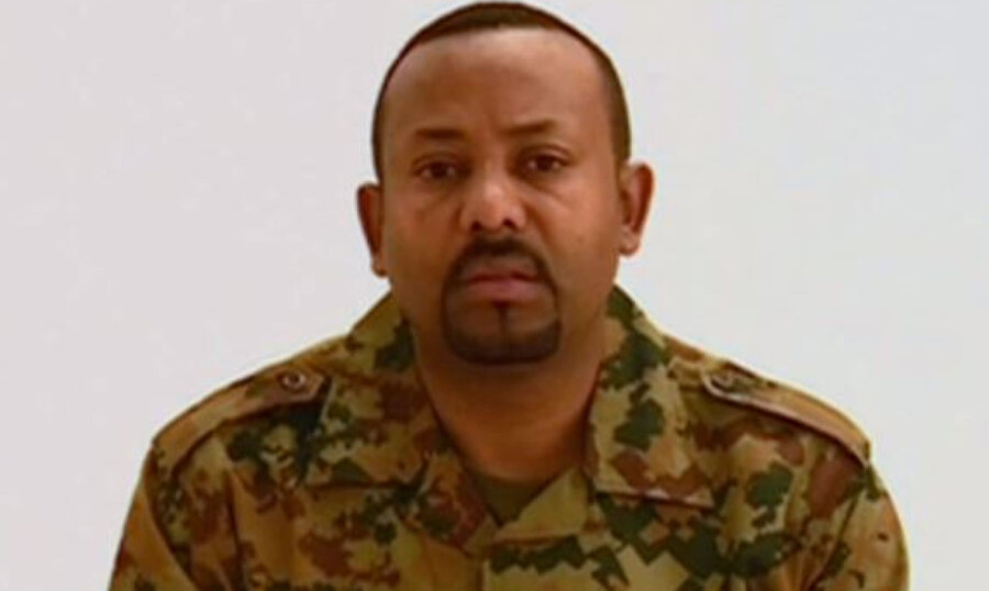 Başbakan Abiy Ahmed, açıklamayı askeri kıyafetle yaptı.