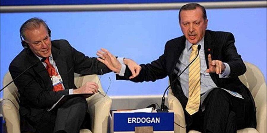 Cumhurbaşkanı Recep Tayyip Erdoğan'ın yıllar önce yaptığı tarihi konuşmadan bir kare: One Minute!