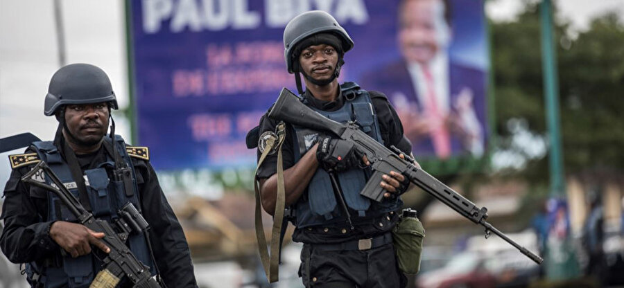  Kamerun'da 2017'de, İngilizce konuşan azınlığın ötekileştirilmesini protesto eden gösterilerin Frankafon (Fransızca konuşan) merkezi hükümet tarafından şiddetle bastırılmasının ardından ayrılıkçılar milis bir hareket başlatmışlardı.