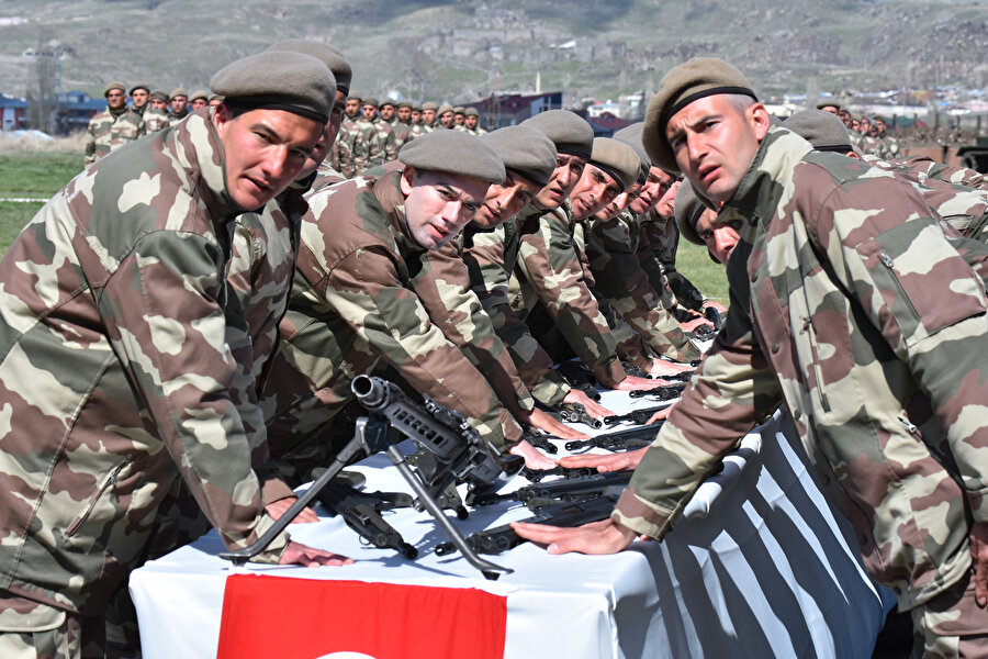 Askerler yemin töreni sırasında görünüyor.