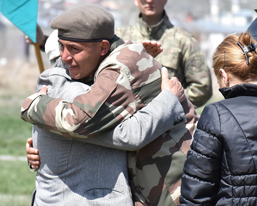 Ailesiyle kucaklaşan bir asker.