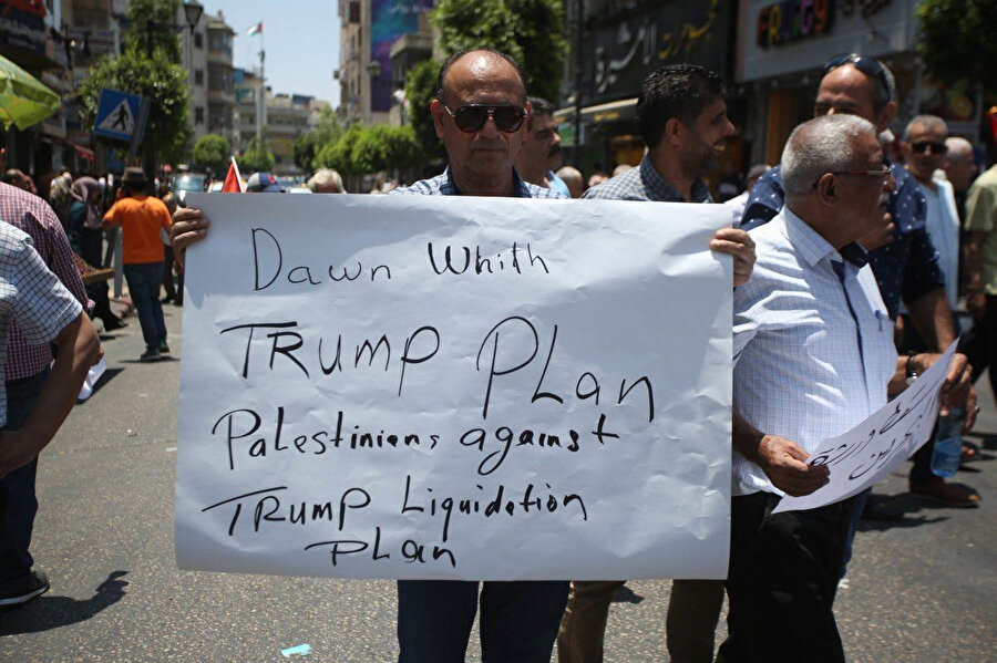 ABD'nin ön ayak olduğu "Refah için Barış" başlıklı ekonomi çalıştayını protesto eden Filistinliler.