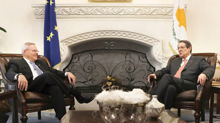  Senatör Menendez, tasarıyı sunmasının ardından Güney Kıbrıs Rum Kesimi'ni ziyaret ederek Rum lider Nikos Anastasiadis ile görüşmüştü.