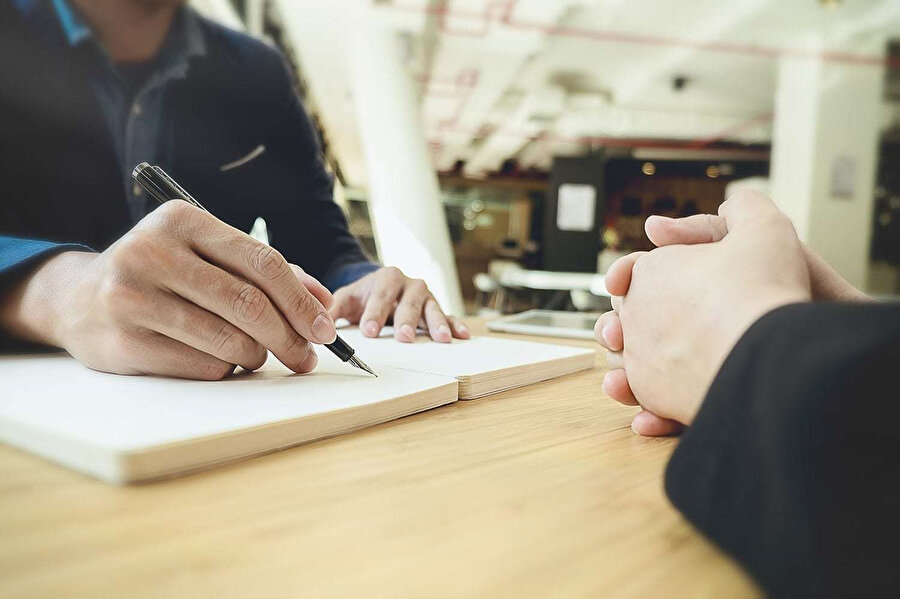 Şirketler tarafından oluşturulan 'iş yasaları' büyük bir titizlikle düzenlenerek sisteme dahil ediliyor.