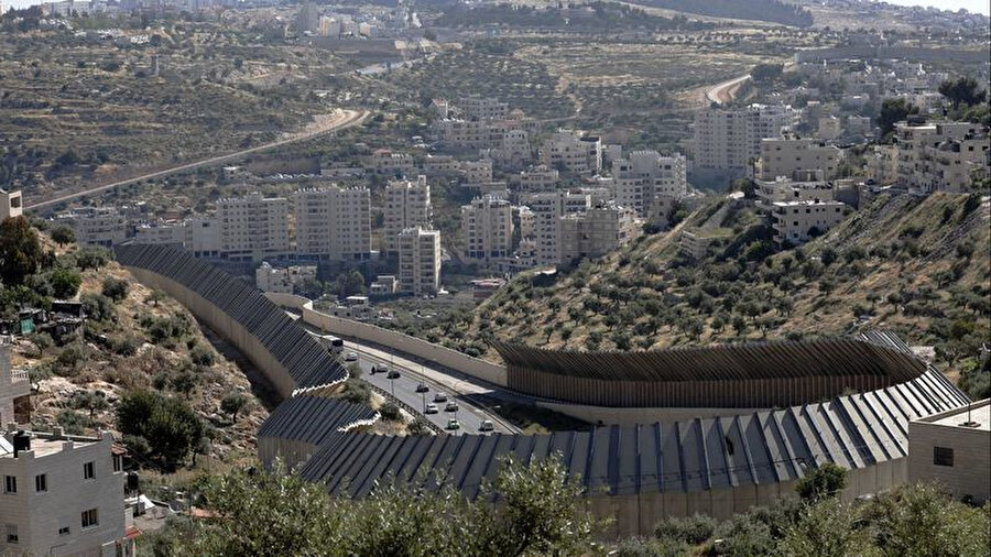 Filistin'e bağlı bir kasaba olan Biet Jala ile Kudüs arasındaki İsrail bariyerlerinin genel görünümü.