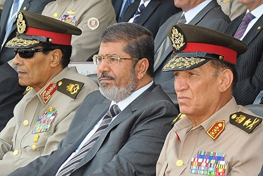 Sami Anan (sağda) Cumhurbaşkanı Muhammed Mursi'nin yanında. 12 Ağustos 2012'deki darbeden önce.