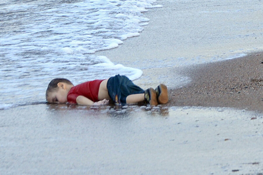 Aylan Kurdi, 2 Eylül 2015'te ailesi ile birlikte Muğla'nın Bodrum ilçesinden Yunanistan'ın İstanköy adasına şişme botla geçmeye çalışırken annesi ve kardeşi ile birlikte boğularak, henüz 3 yaşındayken hayata gözlerini yummuştu.