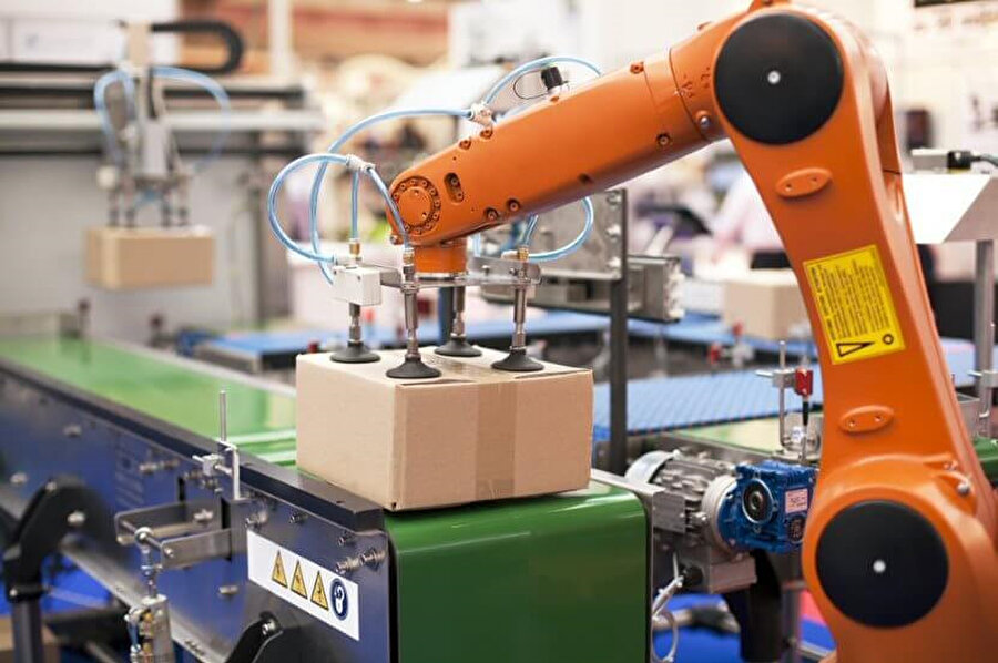 Robotlar, imalat sektörünün önemli parçalarından birine dönüşmüş durumda. Verilen kodlar ve kolay talimatlar robotlar tarafından bilfiil takip edilebiliyor. 