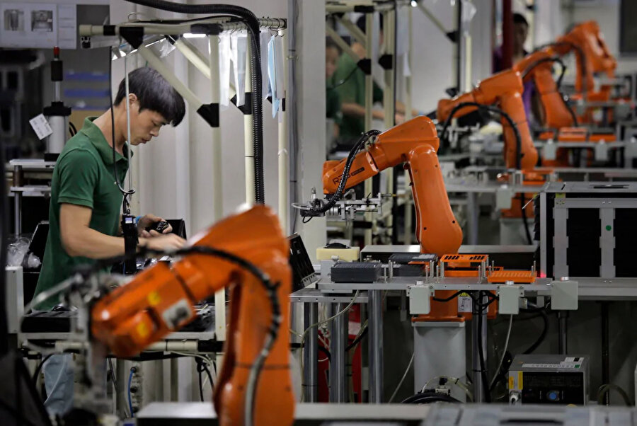 Çin'de robotlar ve insanlar, entegre biçimde çalışmaya alışmış durumda. 