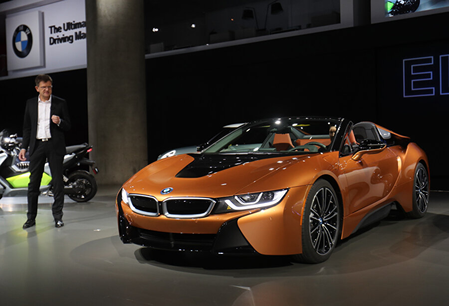 BMW i8, Alman şirketin her yıl özel müdahalelerle geliştirdiği, yepyeni formatlara sürüklediği bir araç olarak değerlendiriliyor. 
