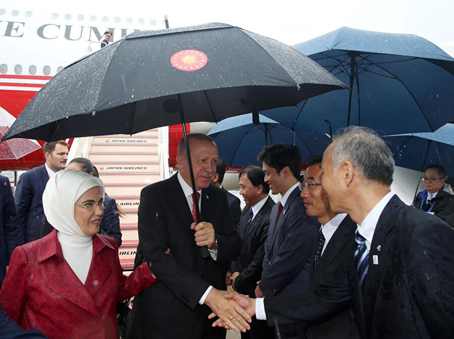  G20 Liderler Zirvesi'ne katılmak üzere Japonya'nın Osaka şehrine giden Cumhurbaşkanı Erdoğan Japonya Dışişleri Bakan Yardımcısı Kenji Yamada, Türkiye'nin Tokyo Büyükelçisi Murat Mercan ve diğer ilgililer tarafından karşılandı.