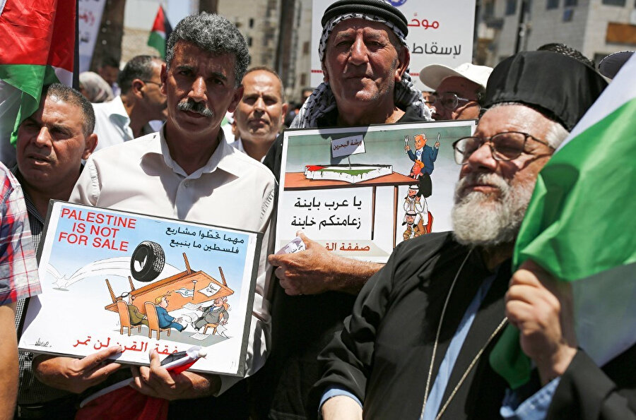 Filistinliler, Bahreyn ekonomi çalıştayını üzerinde "Filistin satılık değildir" yazan pankartlarla protesto etti.