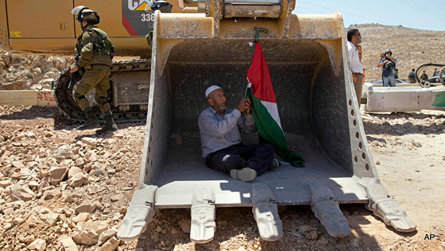 Yasa dışı Yahudi yerleşim birimlerini protesto eden bir Filistinli.