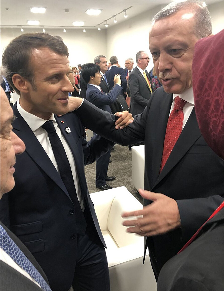 G-20 zirvesinde Fransa Cumhurbaşkanı Emmanuel Macron ile Cumhurbaşkanı Recep Tayyip Erdoğan arasında geçen konuşmadan bir kare