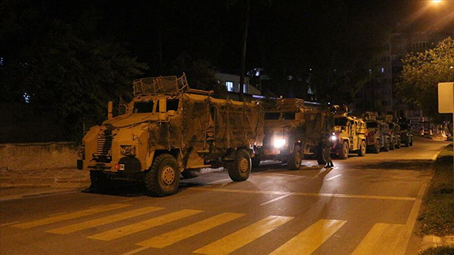  Suriye sınırındaki askeri birliklere komando takviyesi yapıldı.Çeşitli bölgelerden Hatay'a zırhlı araçlarla sevk edilen çok sayıda komando, Kırıkhan ilçesinden geçerek sınır birliklerine doğru hareket etti.Komandoların sınır birliklerine takviye amaçlı gönderildiği öğrenildi.