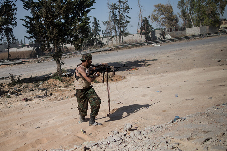 Ulusal Mutabakat Hükümeti (UMH) ve General Halife Hafter güçleri arasında başkent Trablus'ta şiddetli çatışmalar yaşanırken bir asker görünüyor.