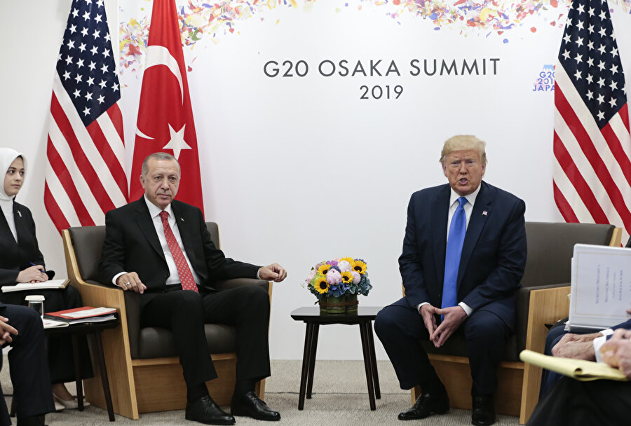 Cumhurbaşkanı Recep Tayyip Erdoğan ve ABD Başkanı Donald Trump'ın G-20 zirvesindeki konuşmasından bir kare