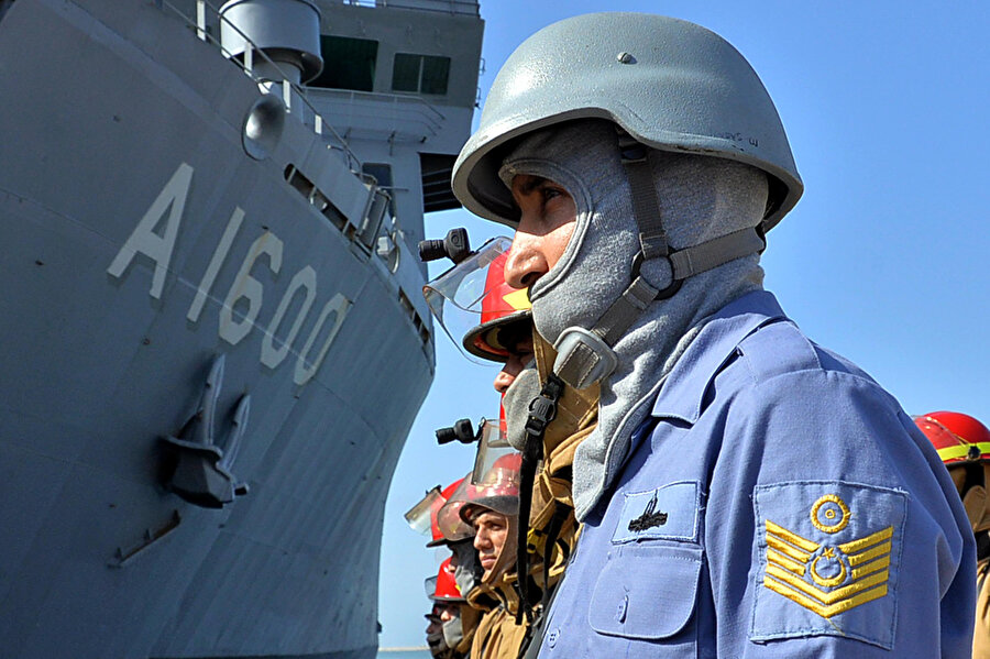Tatbikat sırasında geminin yanında bekleyen asker.