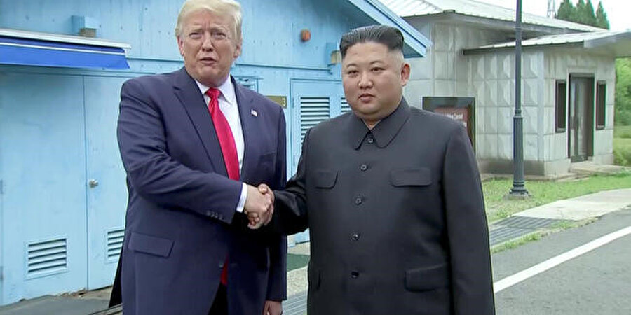 Trump ve Kim, silahsızlandırılmış bölgede bir araya geldi.