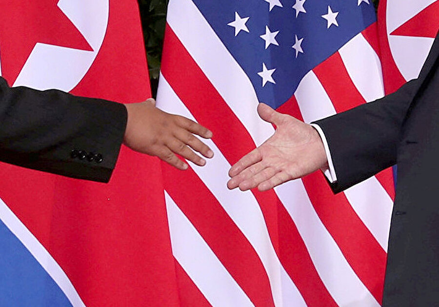 İki lider el sıkışırken görünüyor.