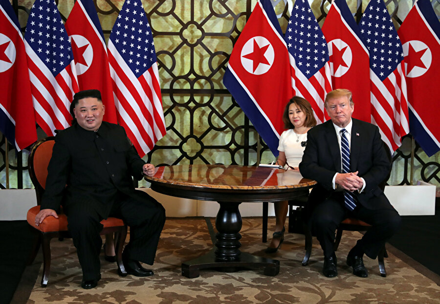 Donald Trump ve Kim Jong masada görünüyor.