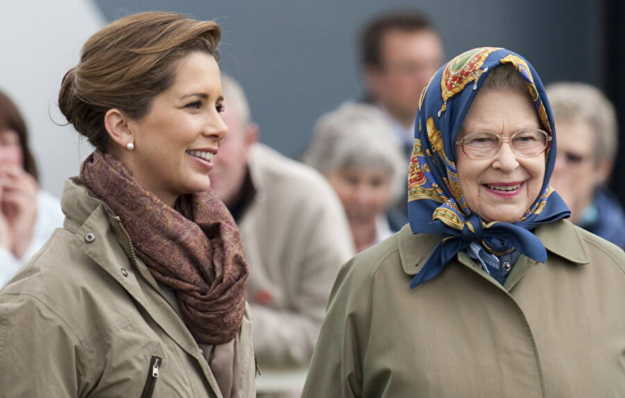 Prenses Haya ve İngiltere Kraliçesi Elizabeth.