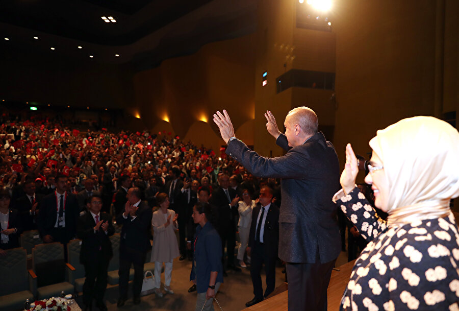 Cumhurbaşkanı Erdoğan, Japonya'daki Dostluk Buluşması'nda Türk vatandaşlar tarafından yoğun ilgi ile karşılandı. -AA