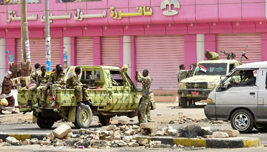 Sudan askerleri, Hartum'daki caddelerde nöbet tutuyor.