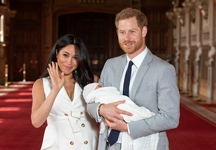 Meghan Markle ve Prens Harry geçtiğimiz ay bebeklerini basının karşısına çıkardı