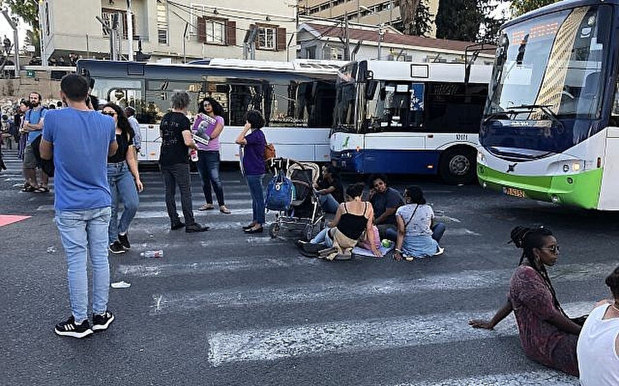 Etiyopya asıllı Yahudilere yönelik polis şiddetini, yolu trafiğe kapatarak protesto eden göstericiler.