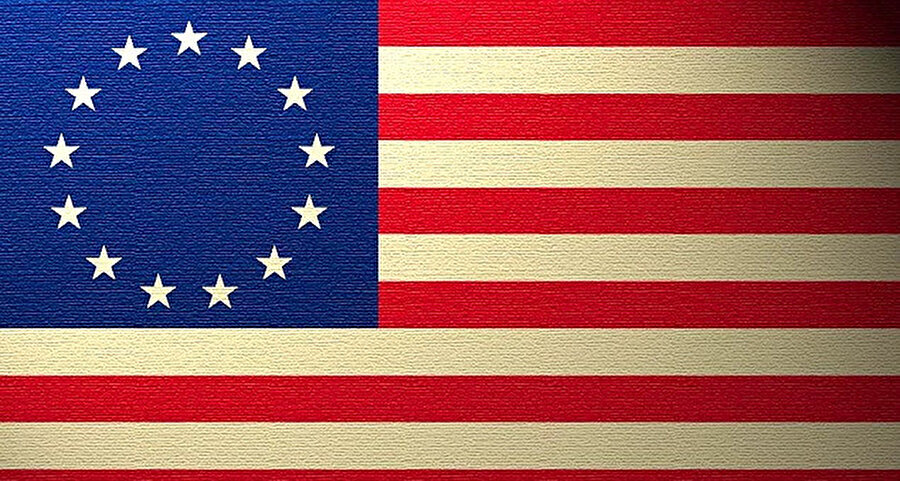 Resimde yer alan bayrak Amerika'nın ilk bayrağıdır ve Betsy Ross Bayrağı olarak bilinir. 