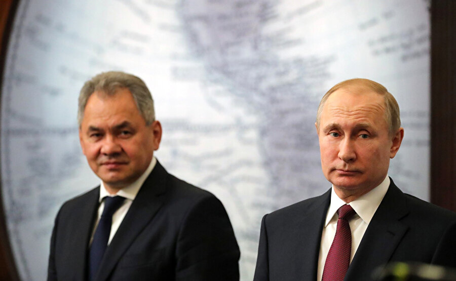 Rusya Devlet Başkanı Vladimir Putin ile Rusya Savunma Bakanı Sergey Şoygu bir arada.
