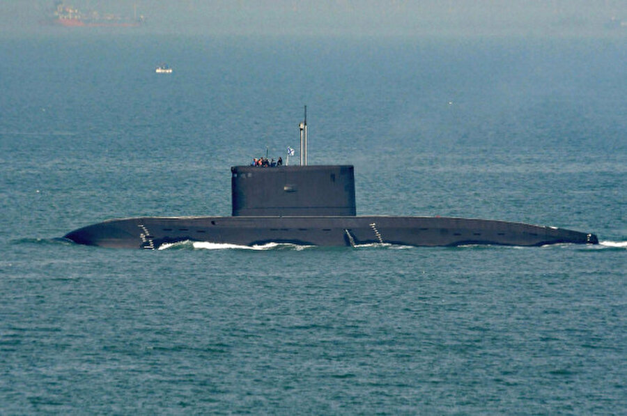  Bir Rus denizaltı, Çin-Rusya Ortak Deniz 2019 deniz tatbikatı sırasında yelken açıyor.