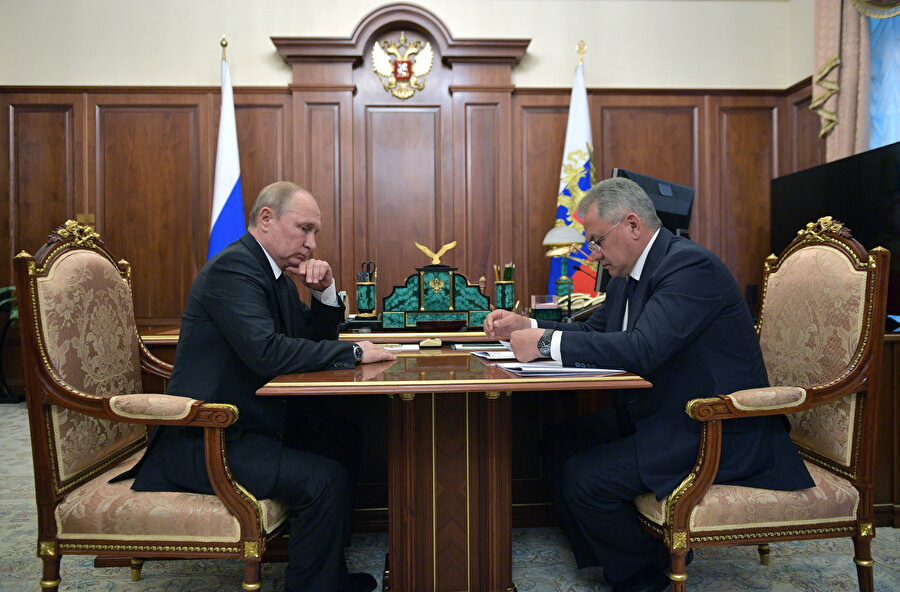 Rusya Devlet Başkanı Vladimir Putin ile Savunma Bakanı Sergey Şoygu 