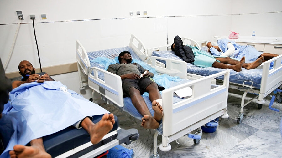  Tacura bölgesinde düzensiz göçmen barınağına düzenlenen hava saldırısında yaralan Afrikalı göçmenler, Trablus Hastanesi'nde tedavi görüyor.