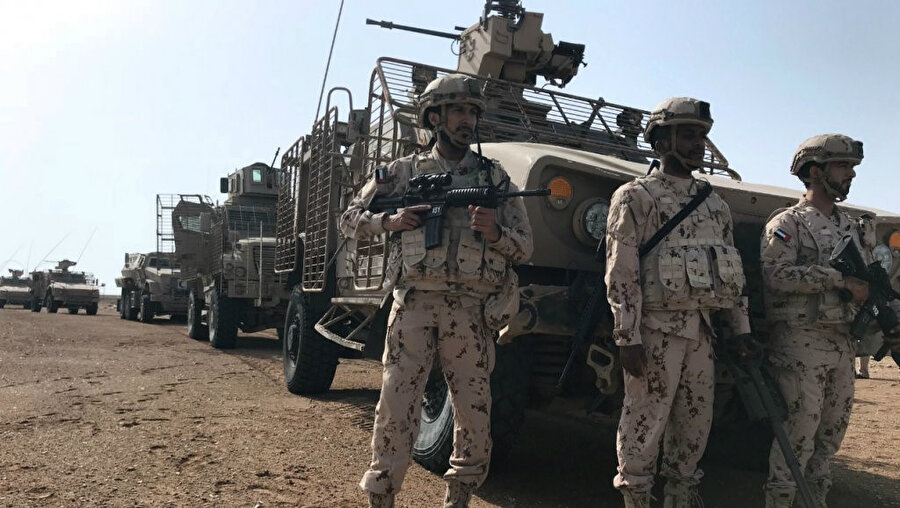 Yemen'de bir bölgede mayınlı arazi temizlenirken BAE'ne bağlı birlikler güvenliği sağlıyor.